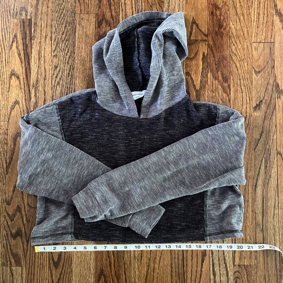Painted Threads Women's Two-tone Grey Cropped Hoodie Size Small - Picture 2 of 8